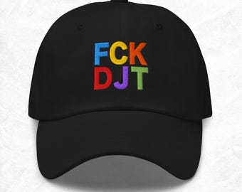 Cappello con messaggio nascosto ricamato FDT, abbigliamento per attivismo politico anti-Trump.