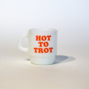 Puede incluir: Taza de cerámica blanca con un gráfico rojo "HOT TO TROT".