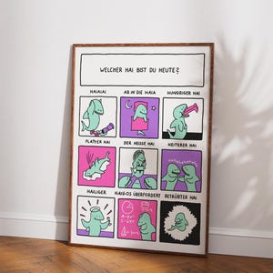 Könnte beinhalten: Ein gerahmtes Poster mit einer Cartoon-Illustration mit verschiedenen Hai-Charakteren und deutschem Text. Das Poster hat einen Holzrahmen und lehnt an einer weißen Wand auf einem Holzboden.