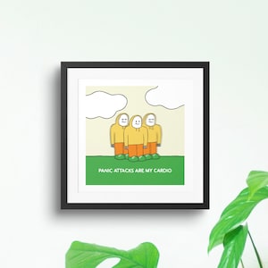 Könnte beinhalten: Ein gerahmter Kunstdruck mit drei Cartoonfiguren in orangefarbenen Kapuzenpullovern und Hosen, die auf grünem Gras stehen. Der Text "PANIC ATTACKS ARE MY CARDIO" ist darunter gedruckt. Zwei weiße Wolkenformen befinden sich im Hintergrund.