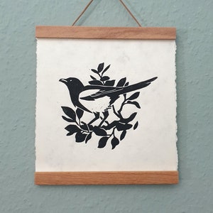 Urraca en linóleo, impresión de pájaro