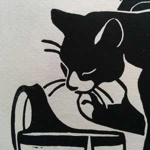 Drinkende kat linosnede: zwart-witte A4-poster afbeelding 4