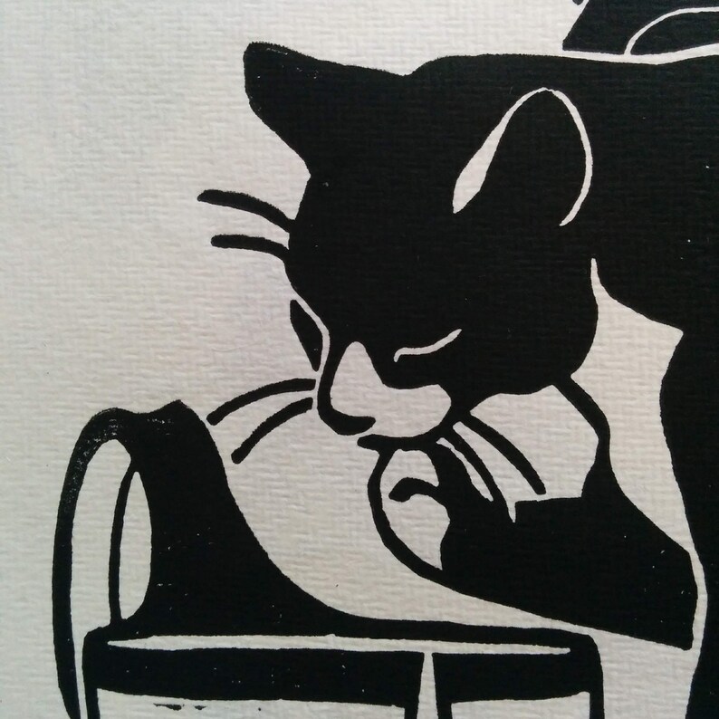 Drinkende kat linosnede: zwart-witte A4-poster afbeelding 4