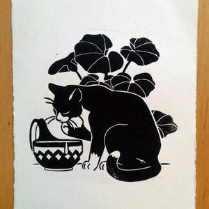 Drinkende kat linosnede: zwart-witte A4-poster afbeelding 3
