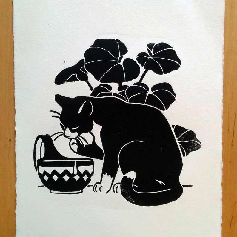 Drinkende kat linosnede: zwart-witte A4-poster afbeelding 3