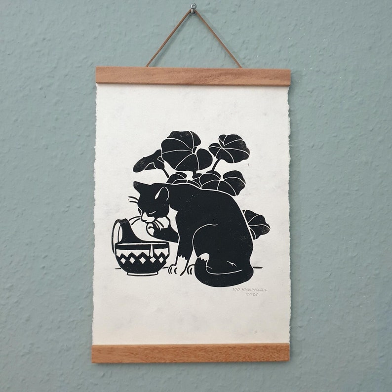 Drinkende kat linosnede: zwart-witte A4-poster afbeelding 1