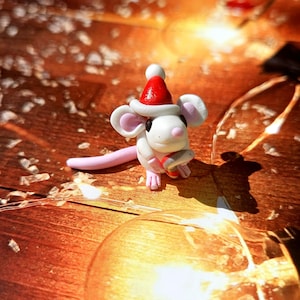 Miniatur Weihnachtsmaus: Handgemachte Polymer Clay Weihnachtsmann Figur, kleine Maus Geschenk, Weihnachtstorte