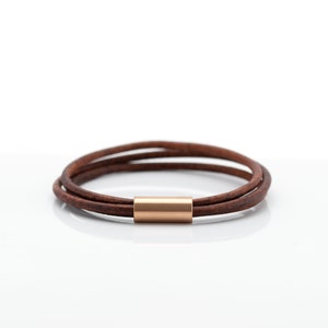 Leren armband Gelaagde koordwikkel met geborsteld roségouden kleur magnetische buis stalen sluiting Aangepast formaat voor je pols