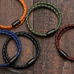 Leren armband dubbele omslag gevlochten met zwart geborstelde magnetische roestvrijstalen sluiting