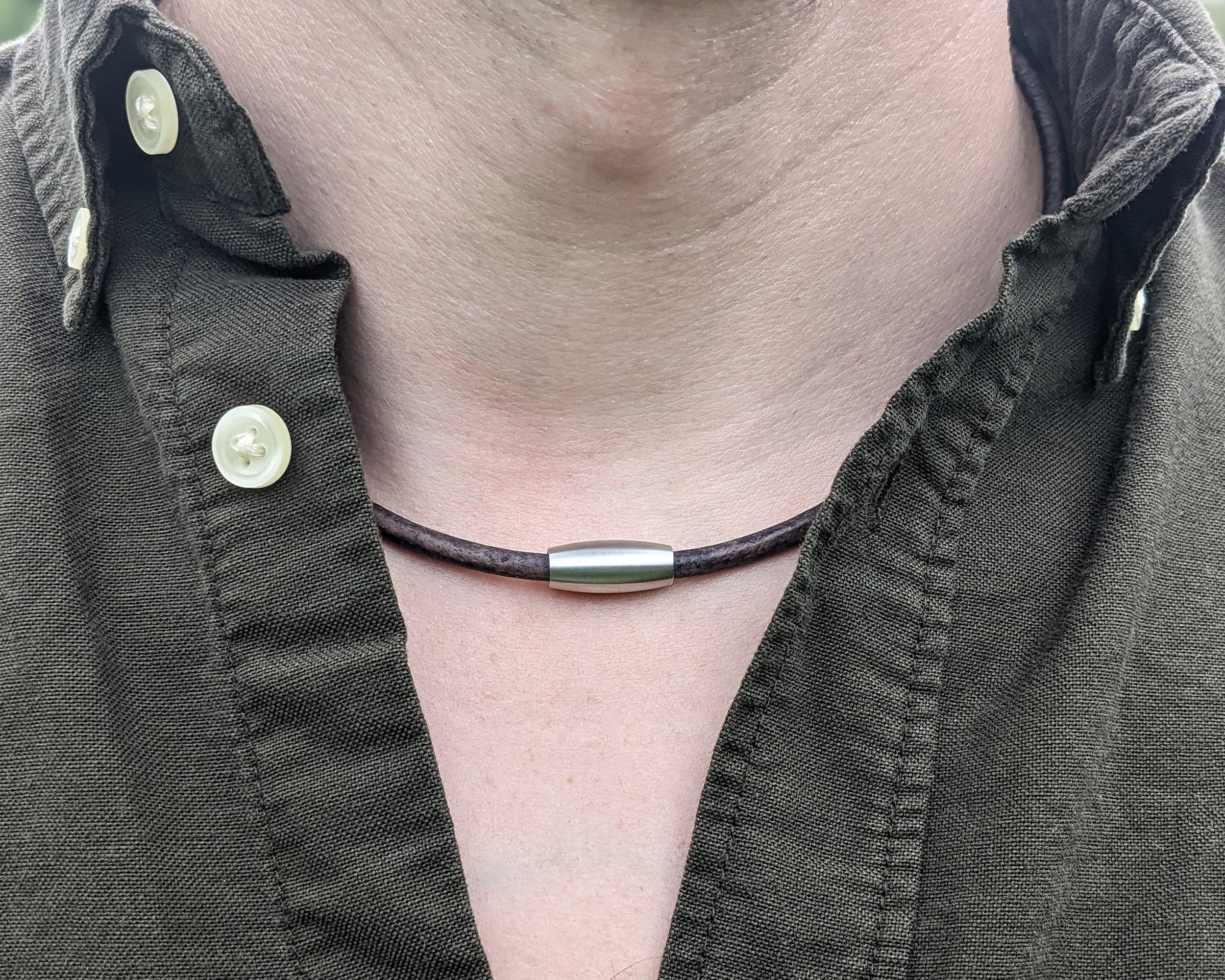 Collana girocollo in pelle intrecciata con chiusura magnetica in acciaio inossidabile spazzolato nero, lunghezza personalizzata da 12 a 24 pollici - Italia