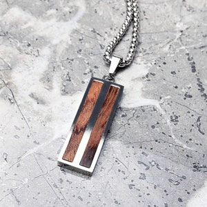 Collana con targhetta a barra effetto legno da uomo / Collana con catena a maglie squadrate con ciondolo a barra in acciaio inossidabile argento opaco con intarsi effetto legno da uomo