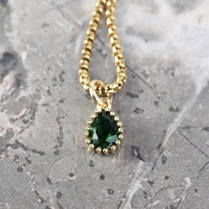 Collier homme « MINI GOLD EMERAUDE »| Collier homme en acier inoxydable doré à pendentif mini pierre émeraude cultivée en laboratoire | Pierre de naissance de mai pour hommes