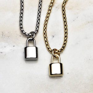 Collana da uomo "GOLD MINI PADLOCK"/Collana con ciondolo Mini lucchetto in acciaio inossidabile dorato da uomo/Collana con catena a maglie quadrate in acciaio inossidabile dorato da uomo
