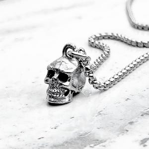 &quot;Herren &quot;RUSTIC SILVER SKULL&quot; Halskette | Herren Silber Edelstahl rustikale Mini Schädel Anhänger Halskette | Herren Silber Box Kette Halskette