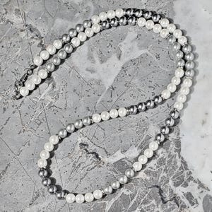 Men&#39;s &quot;OMBRE SILVER PEARLS&quot; Necklace| Men&#39;s Ombre Ivory Silver Gray Shell Pearls Necklace| Men&#39;s Silver Shell Pearls Beaded Necklace