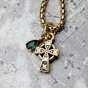 Collar "CRUZ CELTA ESMERALDA" para hombre / Minicruz celta de acero inoxidable con colgante de lágrima esmeralda / Cadena dorada para hombre