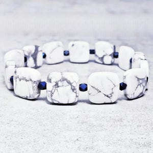 Pulsera de piedra jaspeada blanca para hombre / Pulsera elástica con cuentas y hematita azul mate hexagonal y howlita blanca.