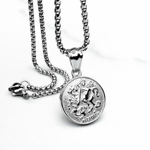 Collier MEDAILLON SAINT GEORGE pour homme | Collier chaîne en acier inoxydable argenté Saint Georges avec pendentif pièce de monnaie