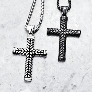 &#39;CHEVRON CROSS&#39;-ketting heren| Zwarte roestvrijstalen chevronhangerketting heren | Zwarte roestvrijstalen boxketting heren