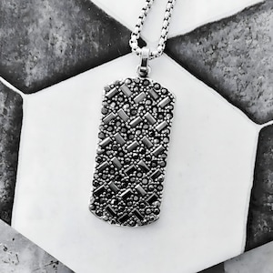 Collana da uomo con targhetta a forma di baguette con pavé di zirconi cubici e ciondolo a forma di baguette in acciaio inossidabile ossidato