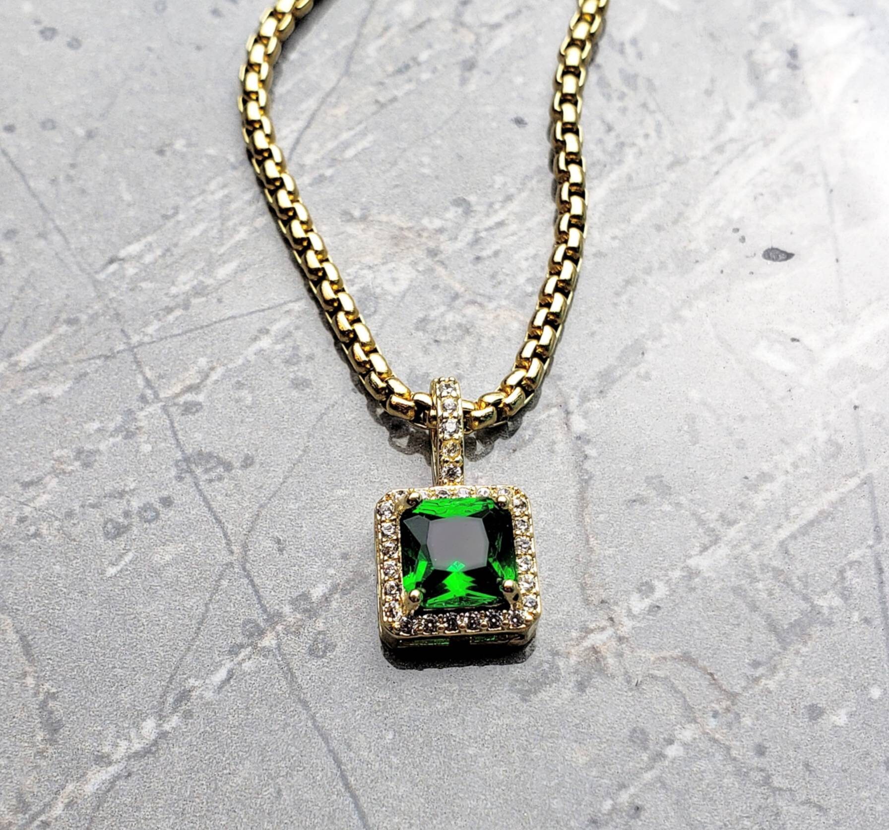 Gold chain with emerald pendant discount