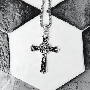 Collar &quot;CRUCIFIJO RÚSTICO DE PLATA&quot; para hombre / Collar con colgante de cruz de crucifijo rústico de acero inoxidable y plata para hombre / Collar con cadena de caja para hombre
