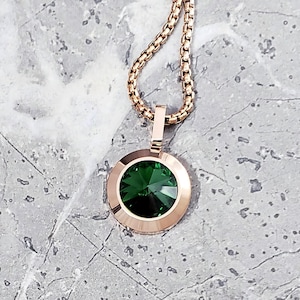 Collier homme « OR ROSE EMERAUDE » | Collier pendentif pièce de monnaie homme or rose et émeraudes en acier inoxydable | Collier émeraude avec pierre de naissance May pour homme