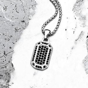 Collana da uomo &quot;PAVÉ DECO TAG&quot;/ Collana da uomo con ciondolo con targhetta decorativa in acciaio inossidabile e zirconi cubici neri con pavé/ Collana da uomo con catena a maglie quadrate