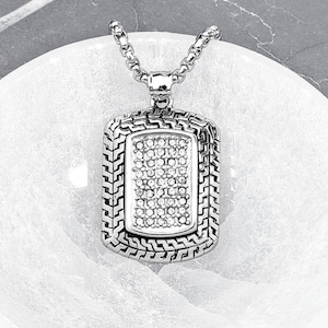 Collana da uomo con targhetta a forma di chevron con pavé di zirconi cubici e ciondolo a forma di targhetta a forma di chevron in acciaio inossidabile e argento, con catena a maglie quadrate
