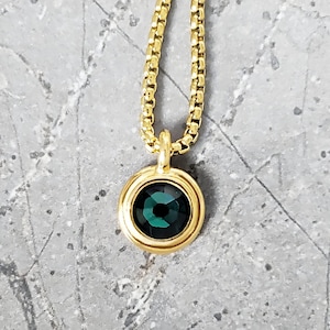 Collier homme « PIÈCE D&#39;ÉMERAUDE EN OR » | Collier pendentif pièce de monnaie mini émeraude en acier inoxydable doré | Collier émeraude avec pierre de naissance May pour homme