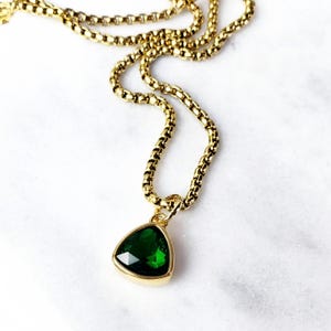 Collier homme « GOLD MINI EMERAUDE » | Collier à pendentif mini émeraude en acier inoxydable doré | Collier émeraude avec pierre de naissance May pour homme
