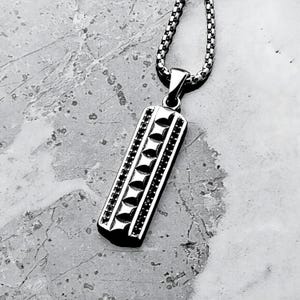 Collana da uomo con TAG SCOLPITO PAVÉ / Collana da uomo con ciondolo a barra scolpita in acciaio inossidabile argentato con pietre preziose in zirconia cubica nera pavé