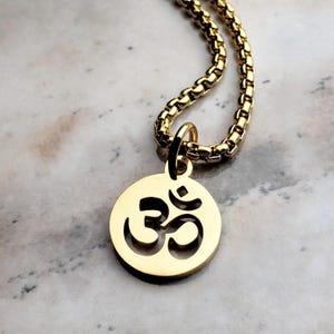Collana da uomo &quot;GOLD OM COIN&quot;/Collana da uomo con ciondolo moneta Om in acciaio inossidabile dorato/Collana da uomo con catena a maglie quadrate in acciaio inossidabile dorato