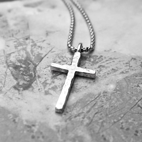 Collier croix rustique argenté pour homme | Collier pendentif croix rustique en acier inoxydable argenté pour homme avec chaîne à maillons carrés
