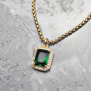 Collier pour homme « GOLD PAVÉ EMERALD » | Collier homme doré à pendentif mini émeraude pavé de zircons cubiques | Pierre de naissance de mai pour hommes
