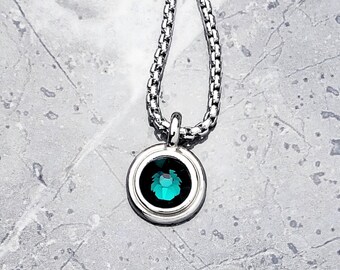 Herrhalsband med smaragdmynt i silver | Herrhalsband med minimynthänge i rostfritt stål i smaragdfärgat silver | Herrhalsband med majstens