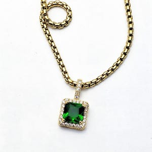 Collier pour homme « GOLD PAVÉ EMERALD » | Collier homme doré à pendentif mini émeraude pavé de zircons cubiques | Chaussures homme taille coussin émeraude