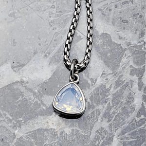 Collier homme « MINI PIERRE DE LUNE ARGENTÉE »| Collier homme en acier inoxydable argenté avec pendentif mini pierre de lune | Collier homme avec pierre de naissance de juin