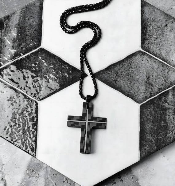 Collana Acciaio Inox Croce Religiosa Collana Uomo Con Ciondolo Croce - Acciaio Inox E Fibra Di Carbonio Nera - Catena Omega 21 Pollici - Chiusura A Granchio Collana Religiosa Uomo 21 Pollici