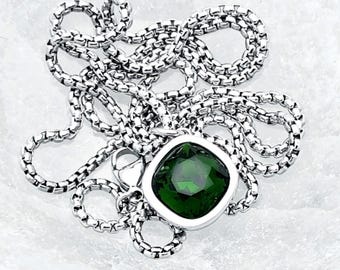 Herrhalsband med silver-smaragdamulett | Herrhalsband med hänge i silver och läder, odlad smaragd | Herrhalsband med maj-födelsesten
