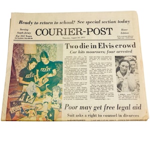 Könnte beinhalten: Eine Vintage-Zeitung der Courier-Post vom 18. August 1977 mit Schlagzeilen über den Tod von Elvis Presley. Die Titelseite zeigt Fotos und Artikel über das Ereignis, darunter eine Geschichte über einen Autounfall. Die Zeitung ist altersbedingt vergilbt.