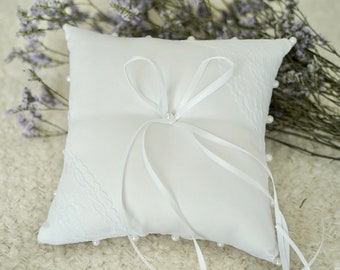 Lace Wedding Ring Pillow/ Stain Ring Bearer Pillow/ Wedding Pillow/ Ring Bearer pillow with pearl/ Classic wedding/ Wedding rings