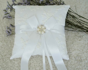 Lace Wedding Ring Pillow/ Stain Ring Bearer Pillow/ Wedding Pillow/ Ring Bearer pillow with pearl/ Classic wedding/ Wedding rings