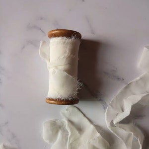 Fita de chiffon marfim tingida à mão com carretéis de madeira, perfeita para buquê de noiva de casamento, convites, estilo de fotografia de casamento