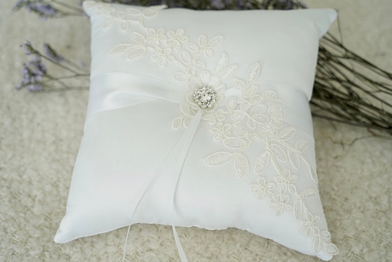 Lace Wedding Ring Pillow/ Stain Ring Bearer Pillow/ Wedding Pillow/ Ring Bearer pillow with pearl/ Classic wedding/ Wedding rings image 2