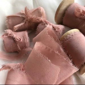 Fita de chiffon rosa blush tingida à mão com carretéis de madeira, perfeita para buquê de noiva de casamento, convites, estilo de fotografia de casamento