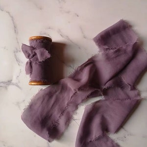 Fita de chiffon roxa empoeirada tingida à mão com carretéis de madeira, perfeita para buquê de noiva de casamento, convites, estilo de fotografia de casamento