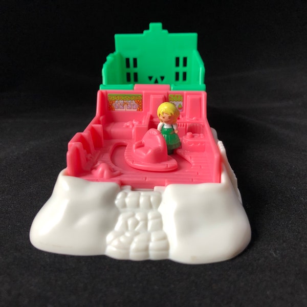 Polly Pocket 1995 Bluebird Toys Christmas Chalet