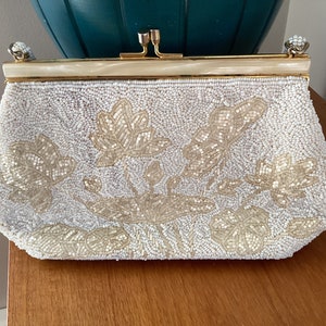 Precioso bolso de noche o clutch vintage con cuentas blancas y marfil y cierre superior estilo nácar