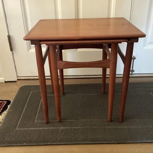 Mesas nido danesas de teca de estilo moderno de mediados de siglo